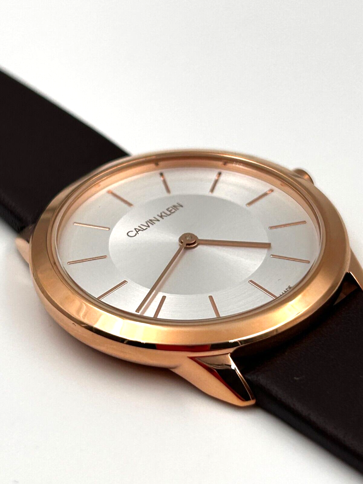 CALVIN KLEIN Minimal Damenarmbanduhr mit silbernem Zifferblatt