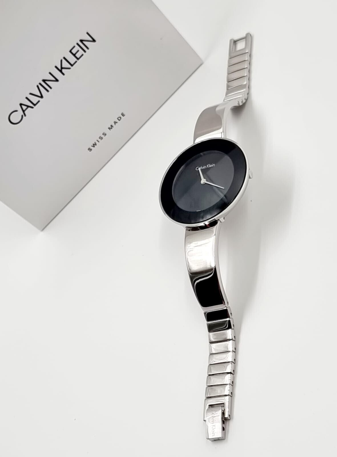 CALVIN KLEIN Chic Quarz Damenarmbanduhr mit schwarzem Zifferblatt