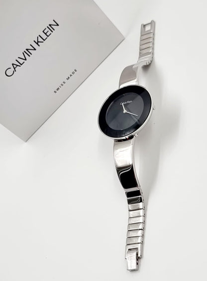 CALVIN KLEIN Chic Quarz Damenarmbanduhr mit schwarzem Zifferblatt