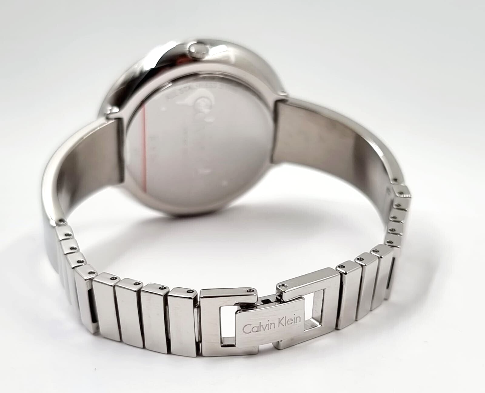 CALVIN KLEIN Chic Quarz Damenarmbanduhr mit schwarzem Zifferblatt