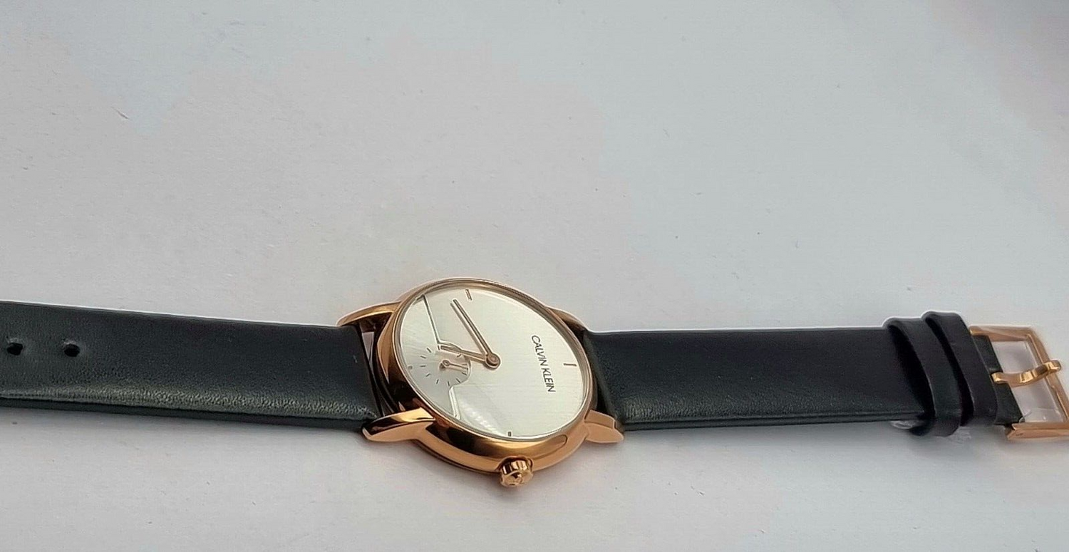 CALVIN KLEIN Established Quarz Damenarmbanduhr silbernes Zifferblatt