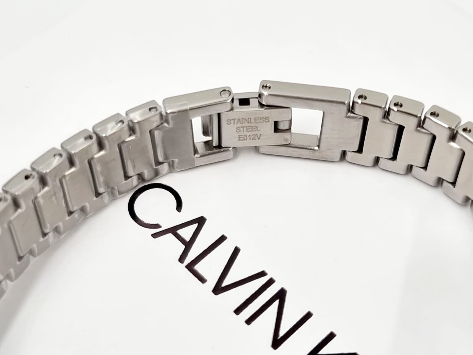 CALVIN KLEIN Chic Quarz Damenarmbanduhr mit schwarzem Zifferblatt