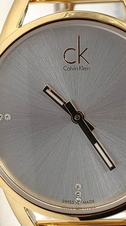 CALVIN KLEIN Quarz Damenarmbanduhr silbernes Zifferblatt gelbgoldene Beschichtung
