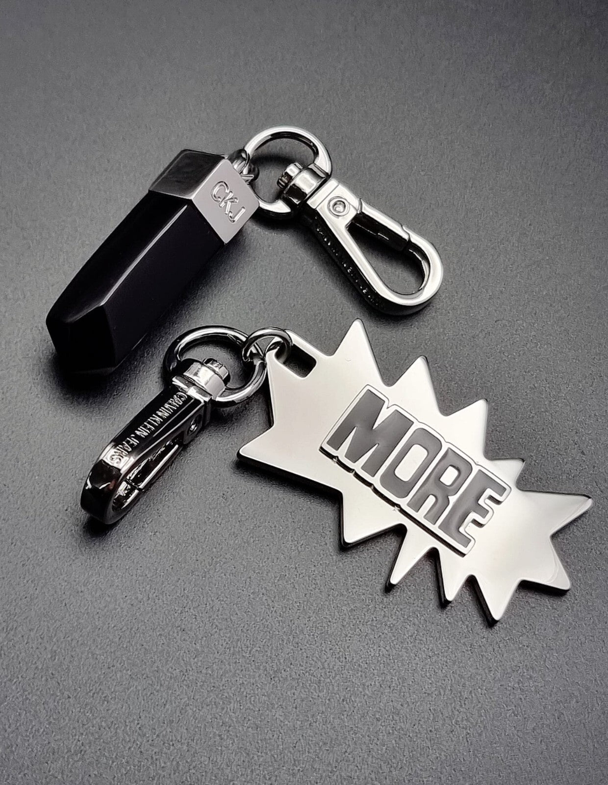 CALVIN KLEIN JEANS DOWNTOWN KJJCBA090100 EDELSTAHL/ SCHWARZE CHARMS