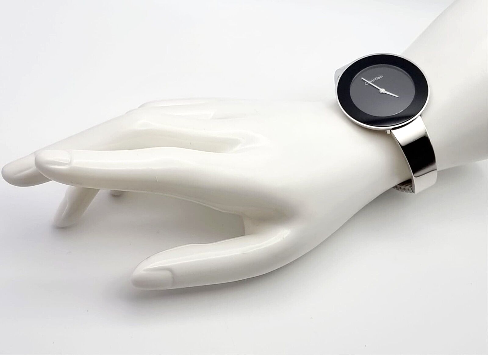 CALVIN KLEIN Chic Quarz Damenarmbanduhr mit schwarzem Zifferblatt