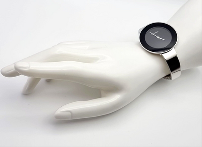 CALVIN KLEIN Chic Quarz Damenarmbanduhr mit schwarzem Zifferblatt