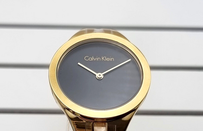 CALVIN KLEIN Addict Damen Uhr mit schwarzem Zifferblatt und goldfarbenem Armreif