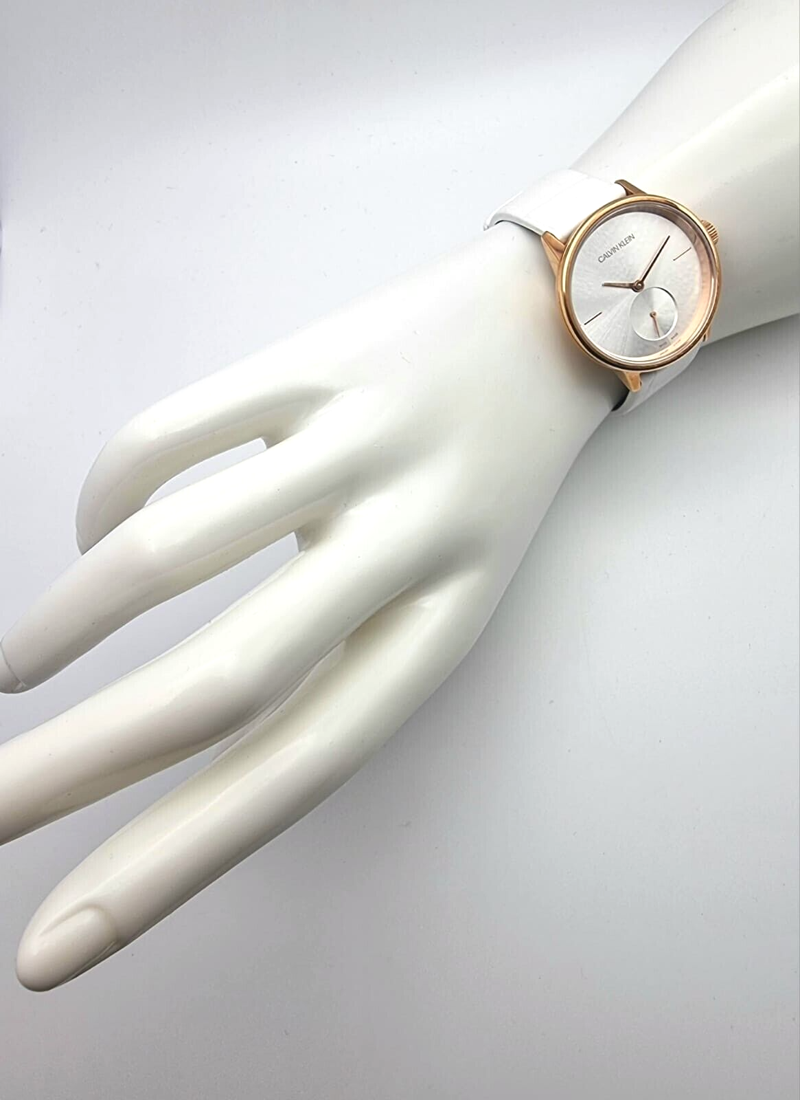 CALVIN KLEIN Damenarmbanduhr mit silbernem Zifferblatt und weißem Leder