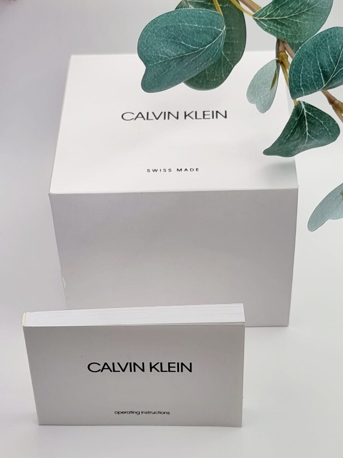 CALVIN KLEIN Dainty Quarz Damenarmbanduhr mit silbernem Zifferblatt