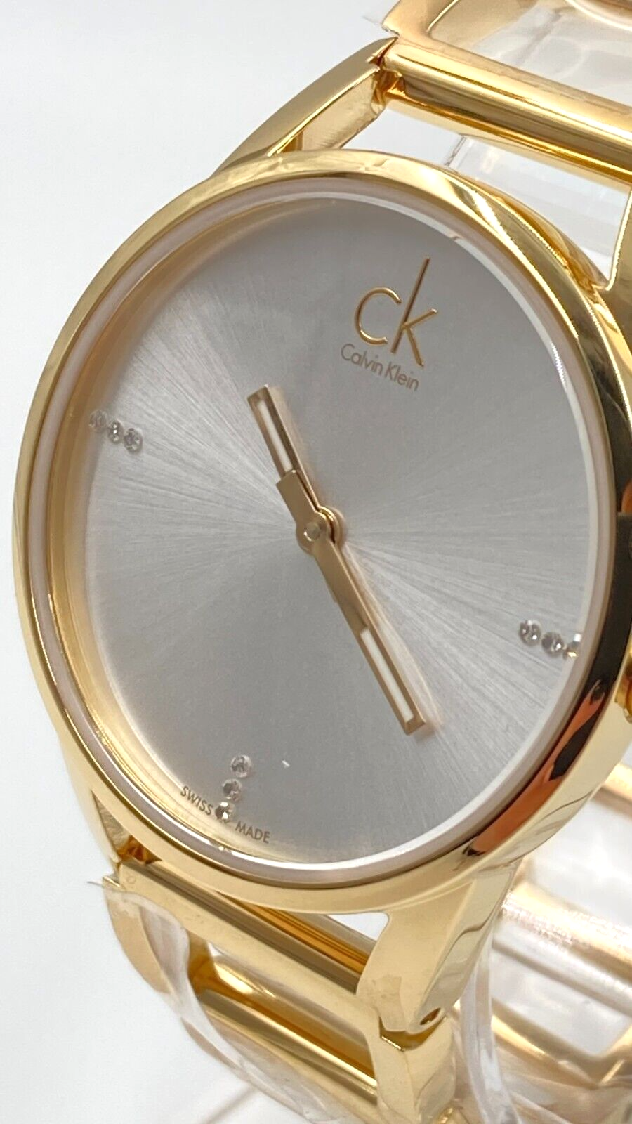 CALVIN KLEIN Quarz Damenarmbanduhr silbernes Zifferblatt gelbgoldene Beschichtung