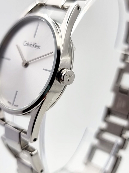CALVIN KLEIN Dainty Quarz Damenarmbanduhr mit silbernem Zifferblatt