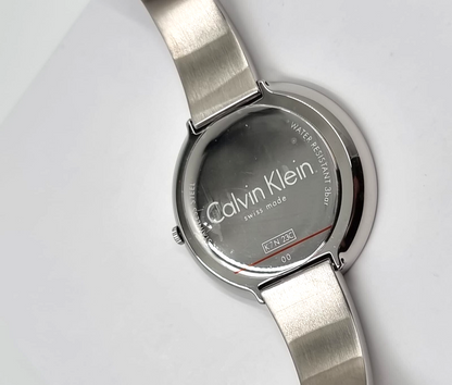 CALVIN KLEIN Chic Quarz Damenarmbanduhr mit schwarzem Zifferblatt