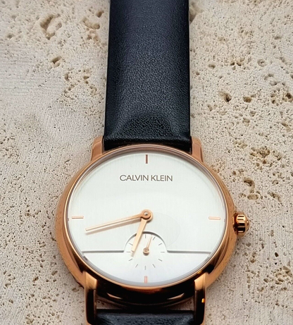 CALVIN KLEIN Established Quarz Damenarmbanduhr silbernes Zifferblatt