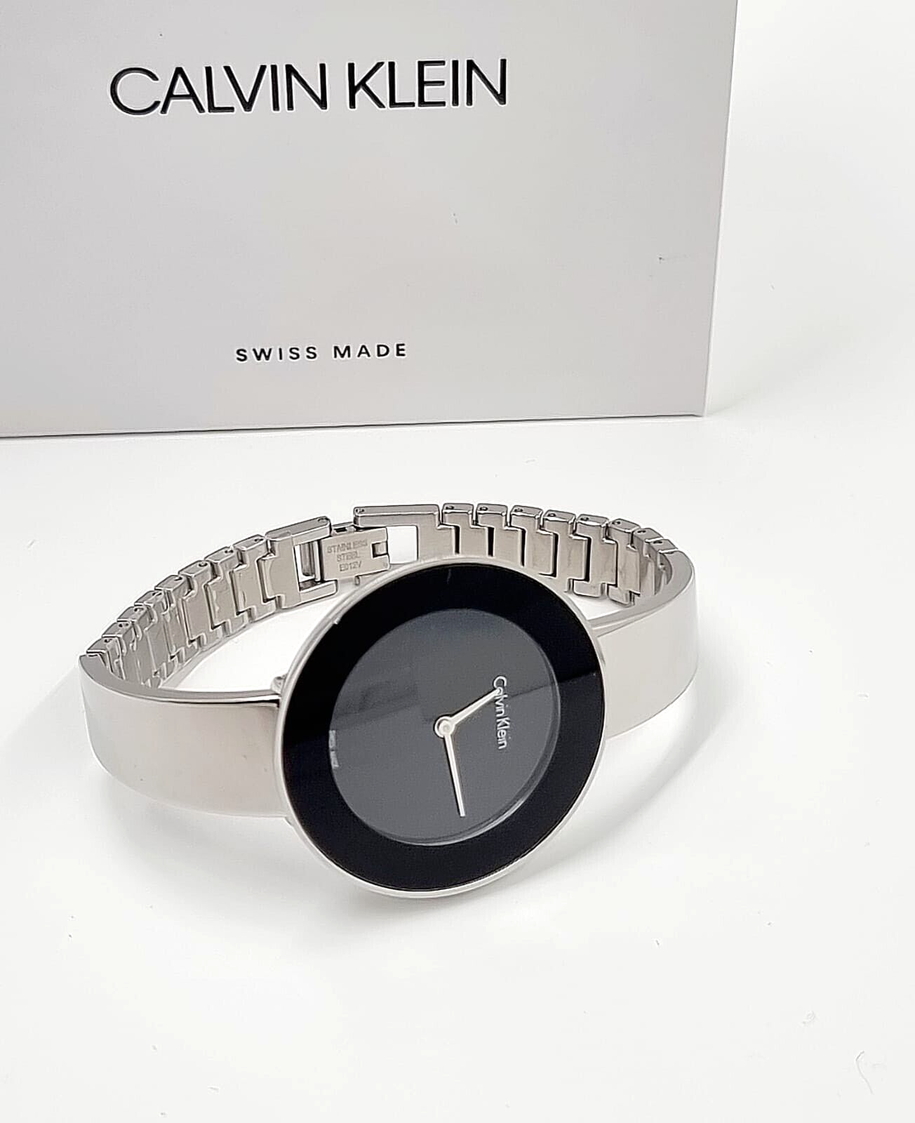 CALVIN KLEIN Chic Quarz Damenarmbanduhr mit schwarzem Zifferblatt