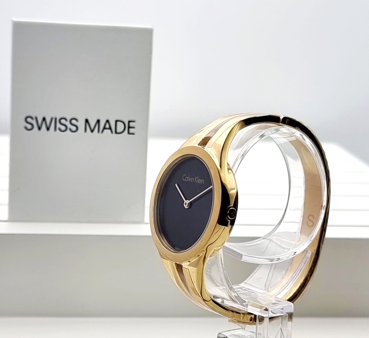 CALVIN KLEIN Addict Damen Uhr mit schwarzem Zifferblatt und goldfarbenem Armreif