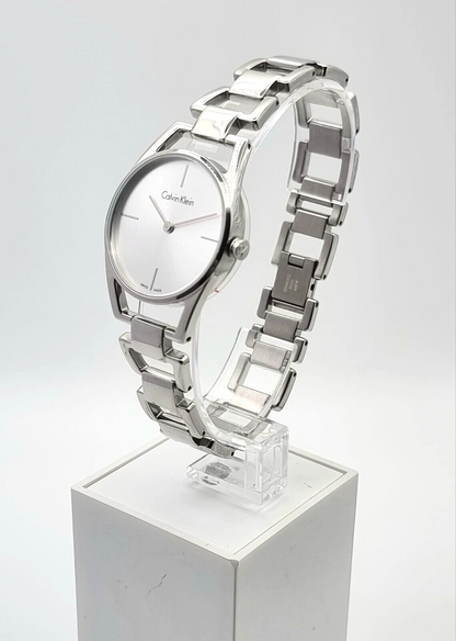 CALVIN KLEIN Dainty Quarz Damenarmbanduhr mit silbernem Zifferblatt