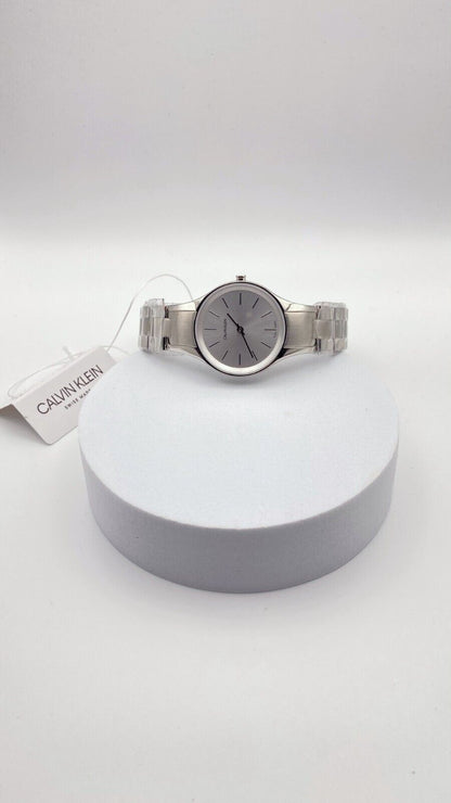 CALVIN KLEIN Simplicity Quarz Damenarmbanduhr mit silbernem Zifferblatt