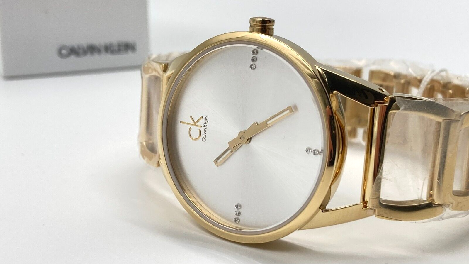 CALVIN KLEIN Quarz Damenarmbanduhr silbernes Zifferblatt gelbgoldene Beschichtung