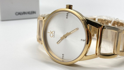 CALVIN KLEIN Quarz Damenarmbanduhr silbernes Zifferblatt gelbgoldene Beschichtung