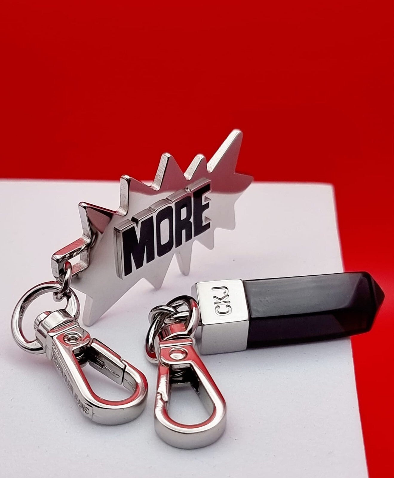 CALVIN KLEIN JEANS DOWNTOWN KJJCBA090100 EDELSTAHL/ SCHWARZE CHARMS