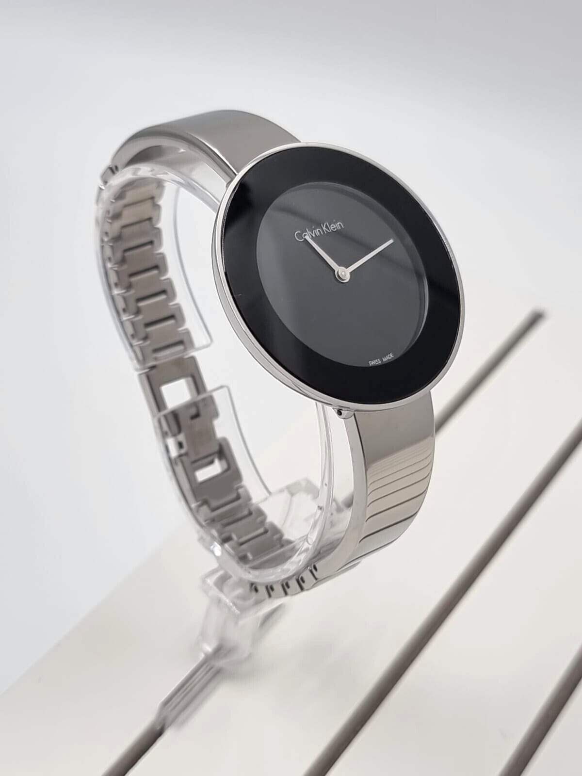 CALVIN KLEIN Chic Quarz Damenarmbanduhr mit schwarzem Zifferblatt