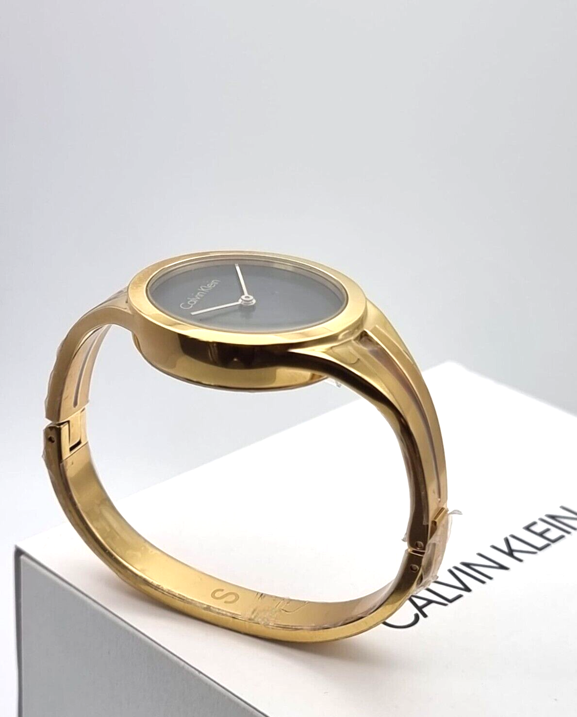 CALVIN KLEIN Addict Damen Uhr mit schwarzem Zifferblatt und goldfarbenem Armreif