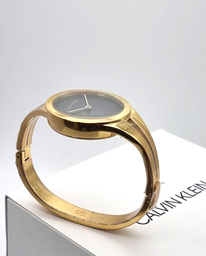 CALVIN KLEIN Addict Damen Uhr mit schwarzem Zifferblatt und goldfarbenem Armreif