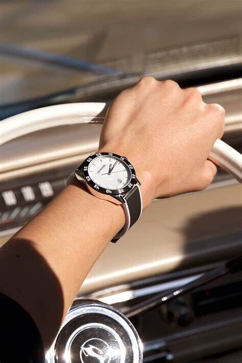 CALVIN KLEIN Quarz Herrenarmbanduhr mit silbernem Zifferblatt