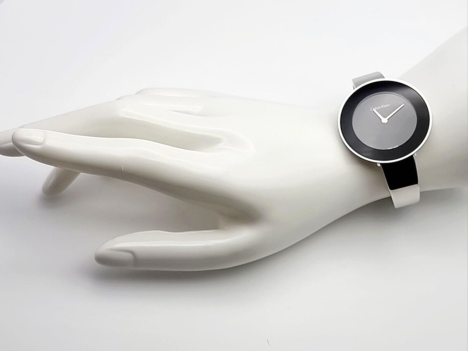 CALVIN KLEIN Chic Quarz Damenarmbanduhr mit schwarzem Zifferblatt