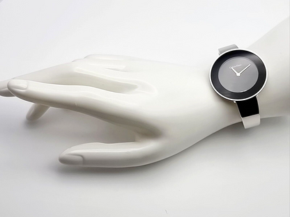 CALVIN KLEIN Chic Quarz Damenarmbanduhr mit schwarzem Zifferblatt