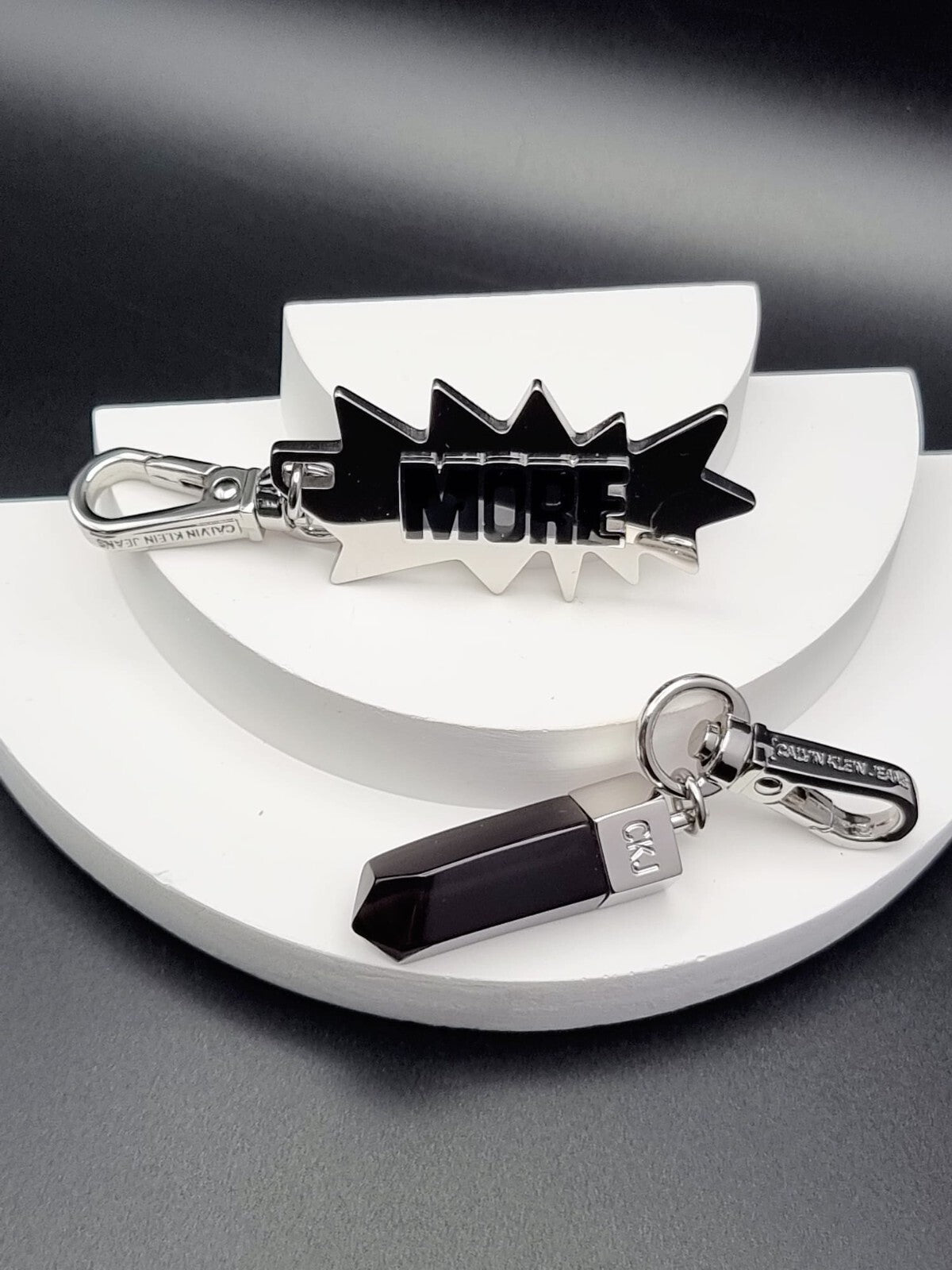 CALVIN KLEIN JEANS DOWNTOWN KJJCBA090100 EDELSTAHL/ SCHWARZE CHARMS