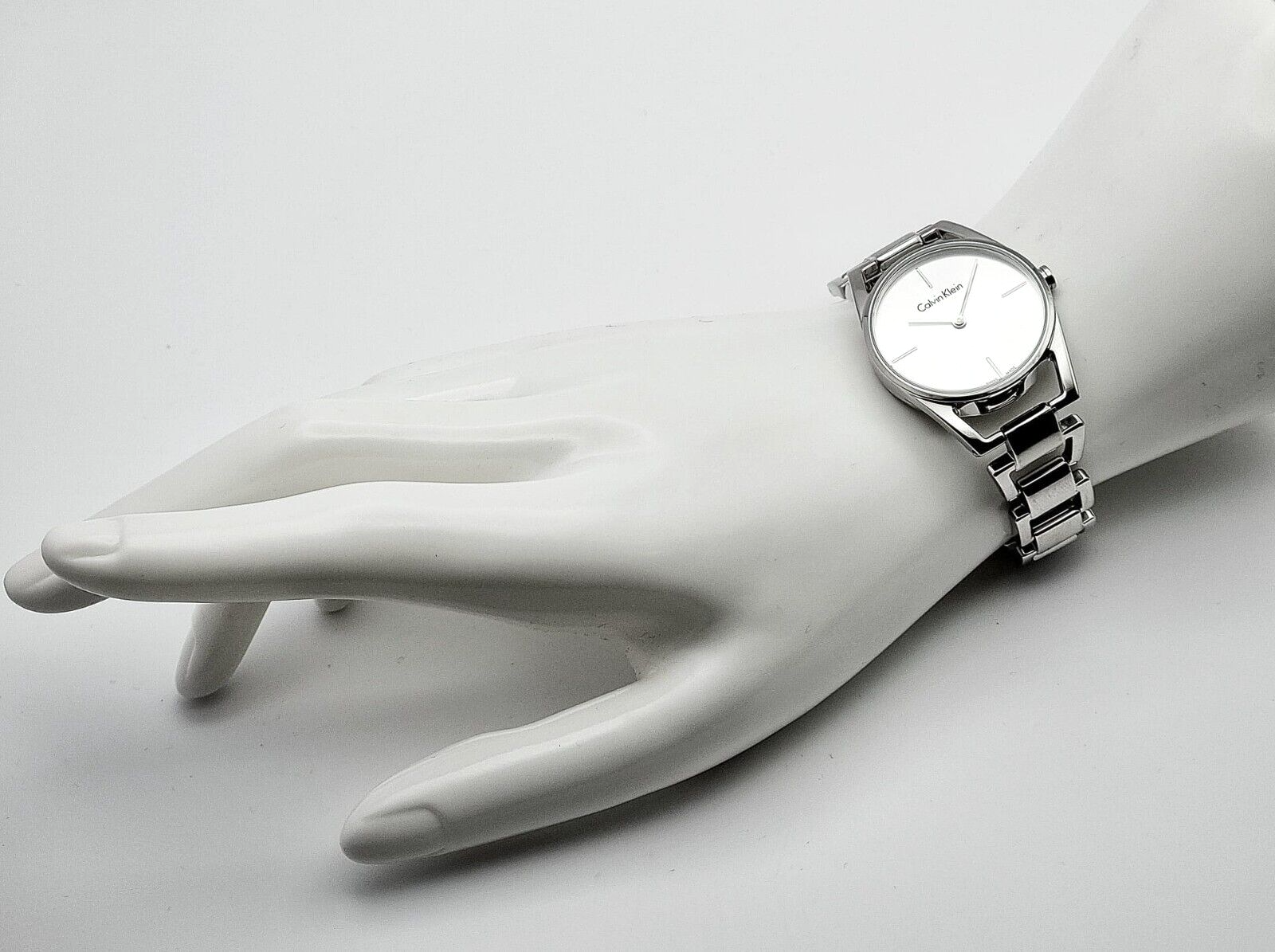 CALVIN KLEIN Dainty Quarz Damenarmbanduhr mit silbernem Zifferblatt