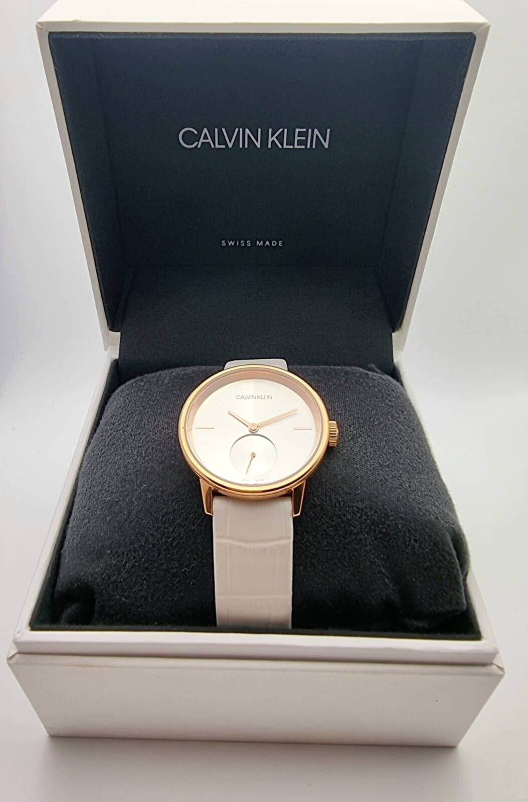 CALVIN KLEIN Damenarmbanduhr mit silbernem Zifferblatt und weißem Leder