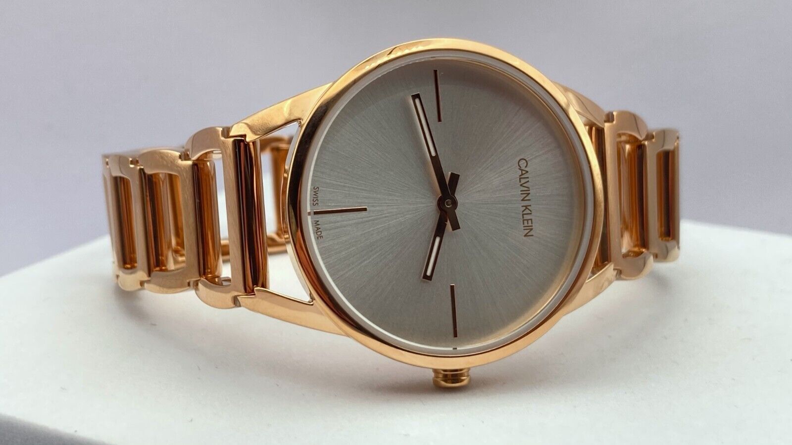 CALVIN KLEIN Stately Damen Quarz Uhr mit silbernem Zifferblatt
