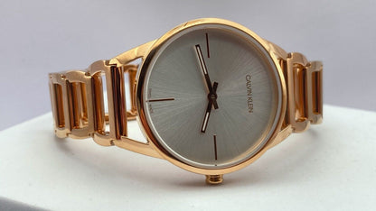 CALVIN KLEIN Stately Damen Quarz Uhr mit silbernem Zifferblatt