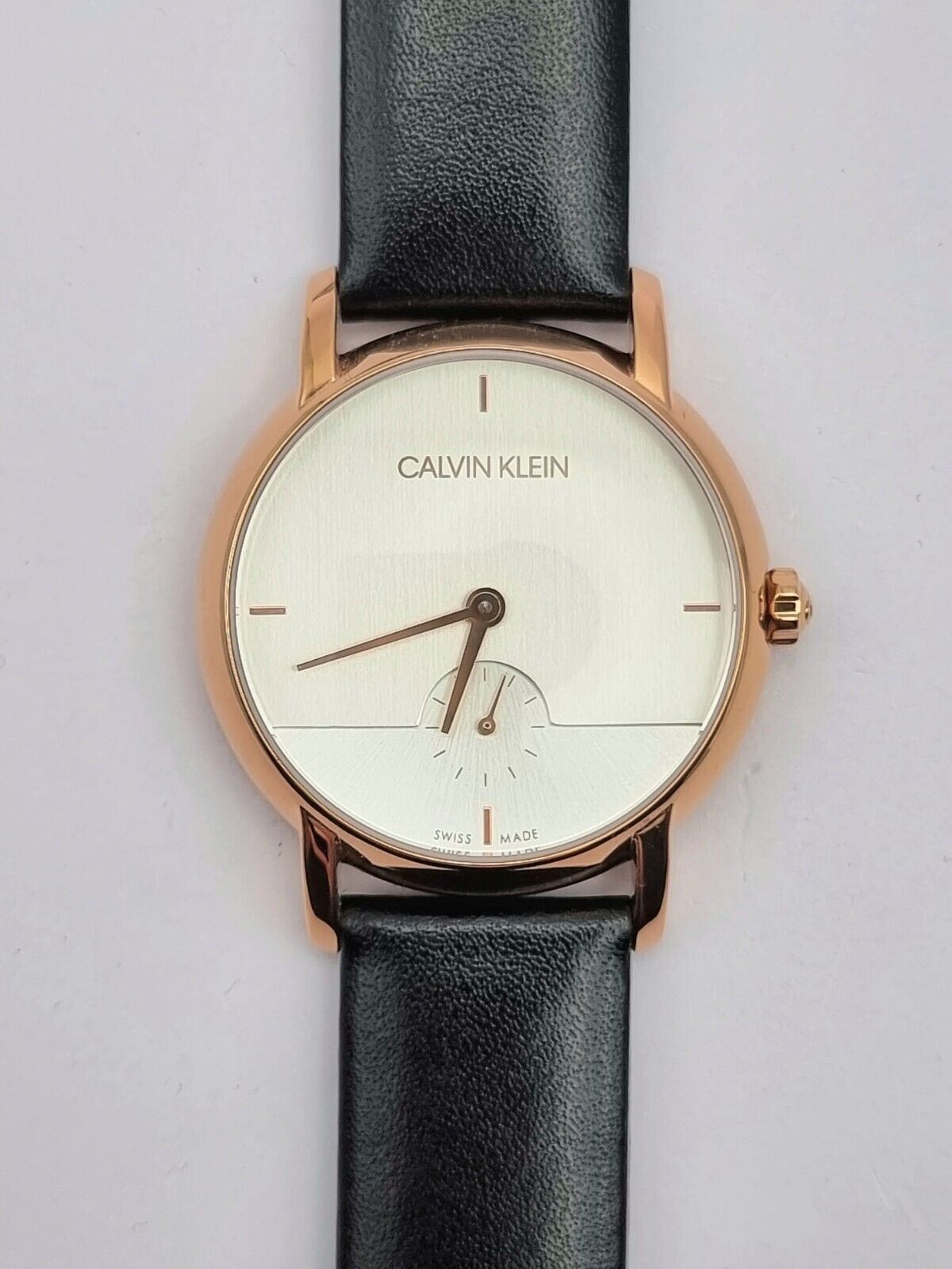 CALVIN KLEIN Established Quarz Damenarmbanduhr silbernes Zifferblatt