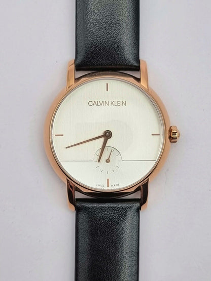 CALVIN KLEIN Established Quarz Damenarmbanduhr silbernes Zifferblatt