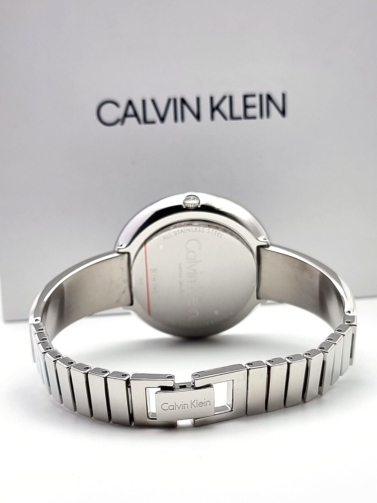 CALVIN KLEIN Chic Quarz Damenarmbanduhr mit schwarzem Zifferblatt