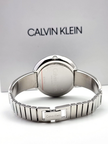 CALVIN KLEIN Chic Quarz Damenarmbanduhr mit schwarzem Zifferblatt