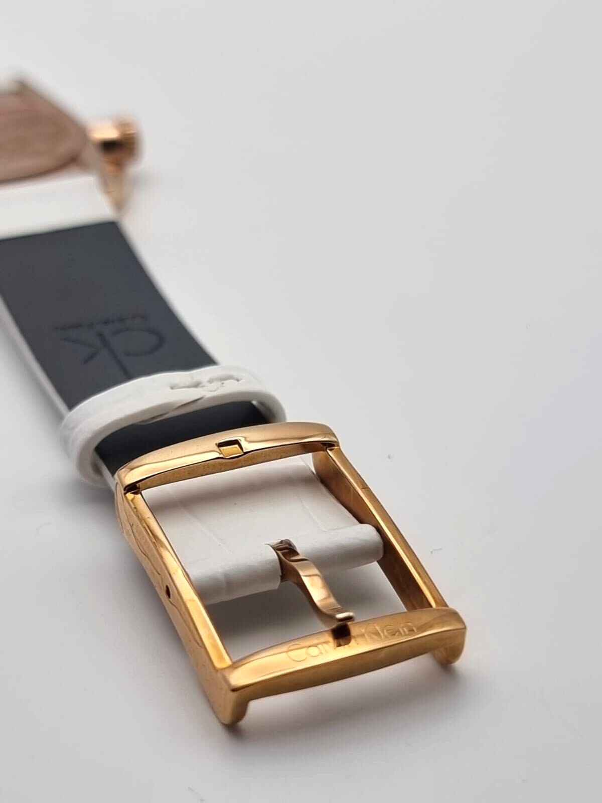 CALVIN KLEIN Damenarmbanduhr mit silbernem Zifferblatt und weißem Leder