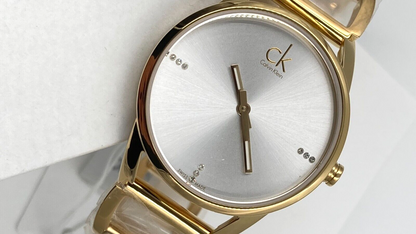 CALVIN KLEIN Quarz Damenarmbanduhr silbernes Zifferblatt gelbgoldene Beschichtung