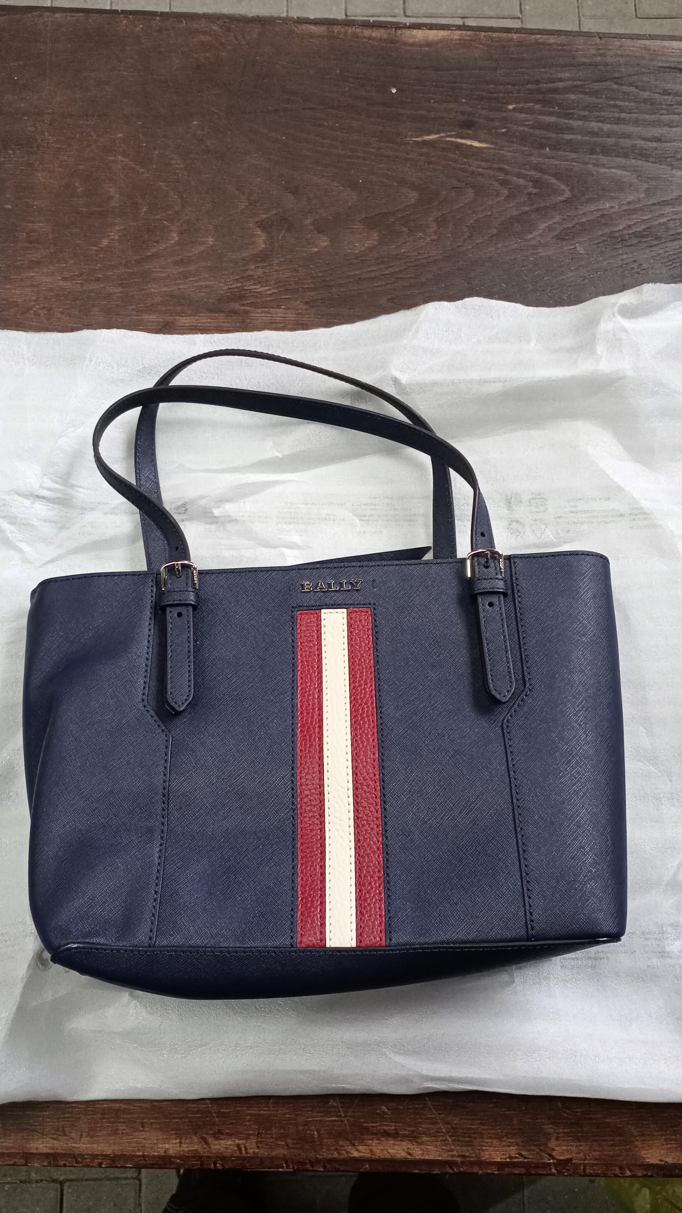 Bally Supra Damenhandtasche aus Leder in Marineblau, elegante Tasche mit Tragegriffen und Reißverschluss.