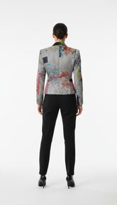 brands-iconic.com Emporio Armani Blazer mit buntem Streifenmuster und grafischen Akzenten, Rückansicht an Model