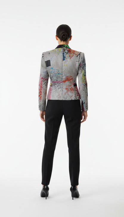 brands-iconic.com Emporio Armani Blazer mit buntem Streifenmuster und grafischen Akzenten, Rückansicht an Model