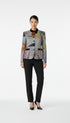 brands-iconic.com Emporio Armani Blazer mit buntem Streifenmuster, Stehkragen und Knopfleiste an einer Frau