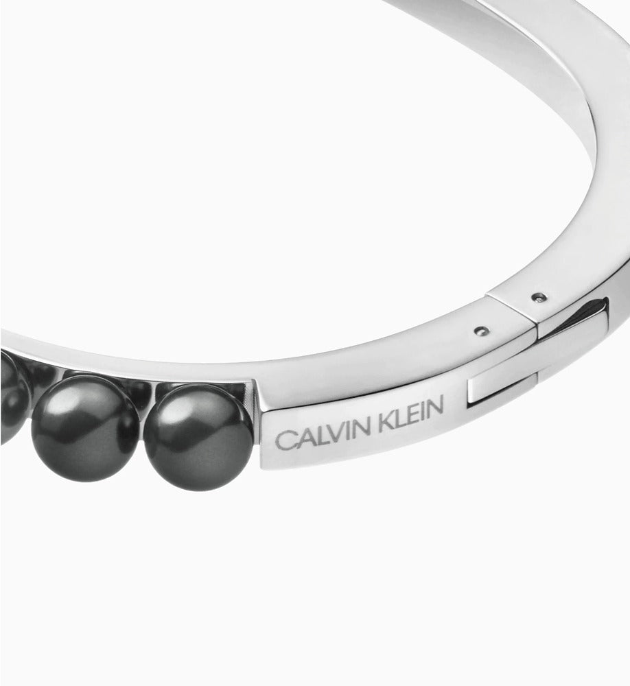 Calvin Klein Damen Armband Circling aus Edelstahl in Silber, Detailansicht des eleganten, runden Schmuckstücks