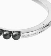 Calvin Klein Damen Armband Circling aus Edelstahl in Silber, Detailansicht des eleganten, runden Schmuckstücks