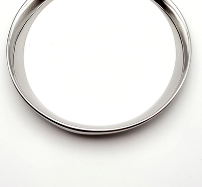 Calvin Klein Groovy Damen-Armband aus Edelstahl, mehrfarbig, mit eleganten Design, auf einem weißen Hintergrund sichtbar