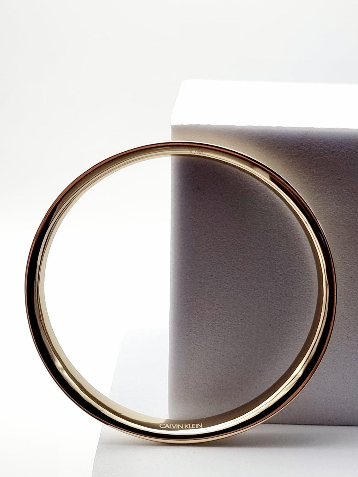 Mehrfarbiges Damenarmband von Calvin Klein Groovy aus Edelstahl, stilvoll und modern, sichtbar mit silbernen und bunten Elementen.