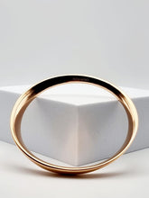 Calvin Klein Groovy Damen Armband aus Edelstahl, mehrfarbig, mit modernen Design, auf einem weißen Hintergrund.